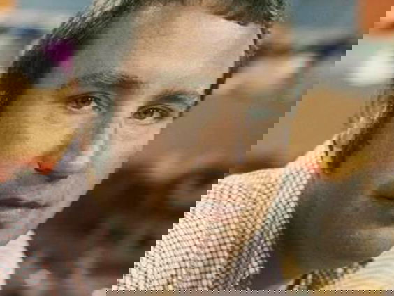 Half zeven, half zacht: Tony Bass met het nummer 'Gina Lollobrigida'