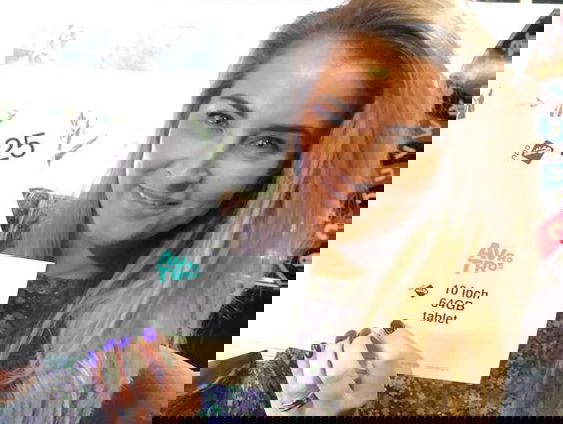 Sandy uit Halsteren wint een tablet in 50 Pop of een Envelop