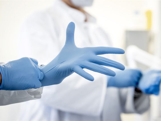 Waarnemend huisarts Nadia geeft medisch advies via sociale media