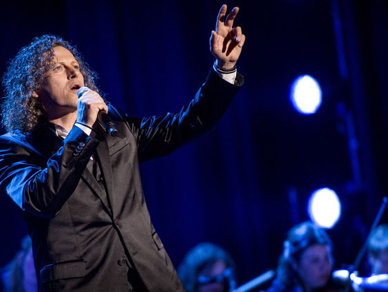 Syb van der Ploeg over het jubileumboek 'Op Eigen Kracht'; "12.000 mensen zongen mee, dat was magisch!"