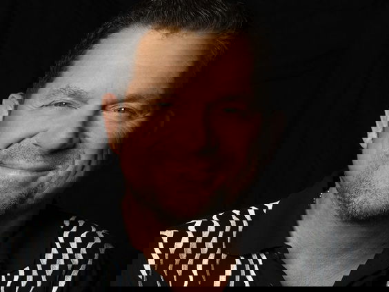 Emilie belt met Frank Verkooyen over zijn nieuwe single 'Zomerlach'