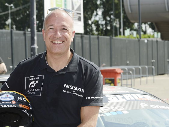 Tim Coronel biedt een kartarragement aan