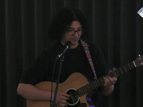 Ayoub Kharkhach wint op Amsterdams Kleinkunst Festival