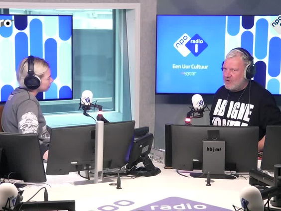 Joost van Bellen leest muziek voor bij Teddy Tops