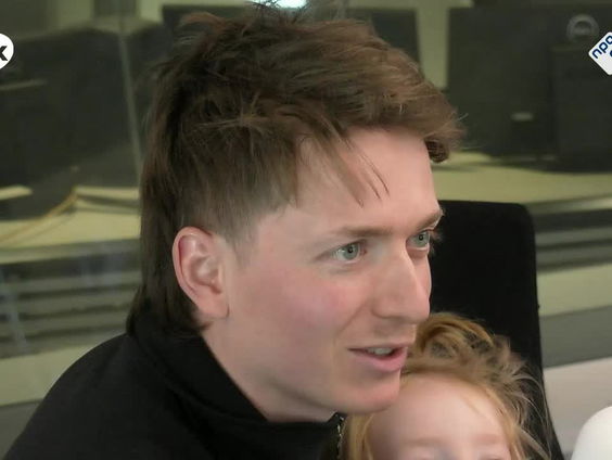 Floris leeft al 7 jaar zonder smartphone en maakte er een documentaire over: 'Offluencer'