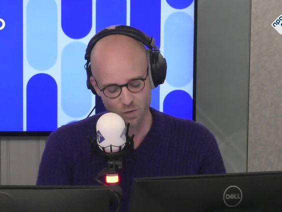 Satirisch verslaggever Diederik Smit interviewt premier Schoof