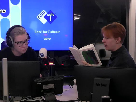 Schrijver Falun Ellie Koos verklaart de titel van diens roman 'Rouwdouwers'