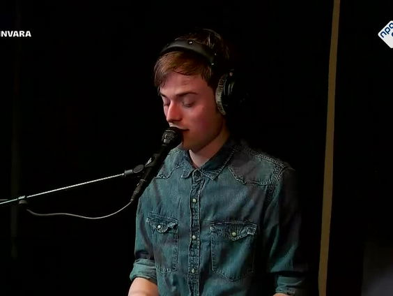 Luuk Ransijn speelt live nummers uit zijn voorstelling 'Vacht'