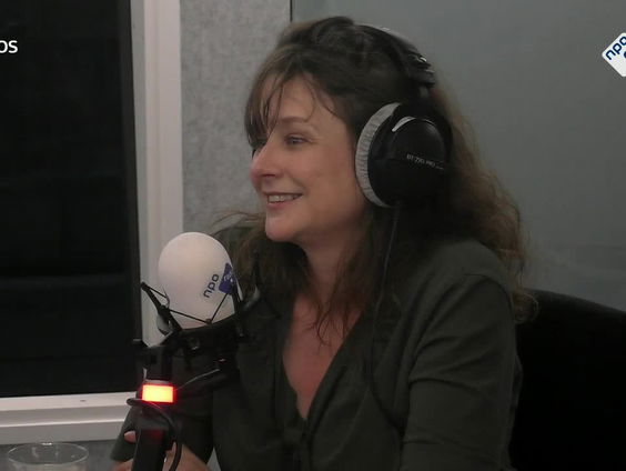 Het Oorzaak koor speelt compositiestuk Lightness