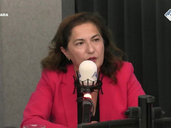 De tijdcapsule met burgemeester van Rijswijk Huri Sahin