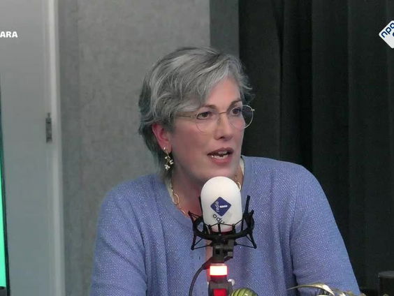 Heidi Nieboer stop het woord "vertel" in de tijdcapsule