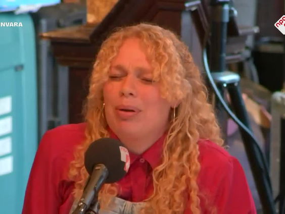 Iduna Paalman en Elfie Tromp nemen een gedicht mee dat perfect past bij het nieuws van de maand die achte ...