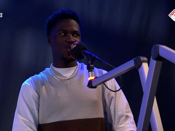 Claude beantwoordt vragen uit het publiek en vertelt over zijn nieuwe single La Pression