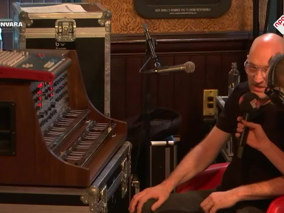 Thijs Lodewijk speelt op een antieke synthesizer: Het Trautonium