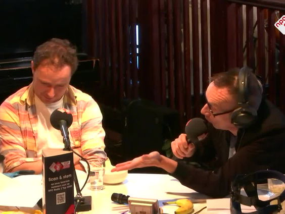 Pieter Verhulst en Willem Voogd van het kinderprogramma De Proefkeuken trekken met hun bizarre experiment ...