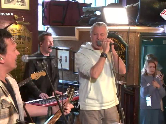 IOS - Uit de Schaduw - live bij Spijkers met Koppen