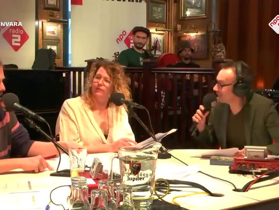 Cabaret: Bep en Cor krijgen verontrustende berichten op whatsapp