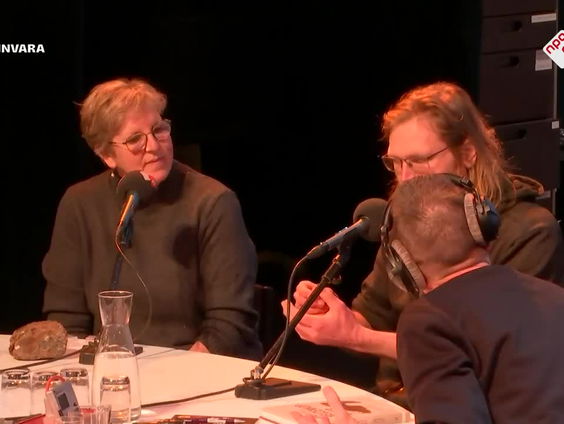 Ingrid de Bruijn en Bram Langeveld over fossielen op het strand