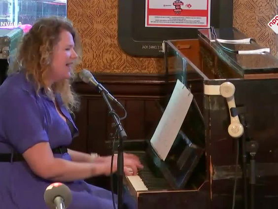 Kiki Schippers - Vernederd - live bij Spijkers met Koppen