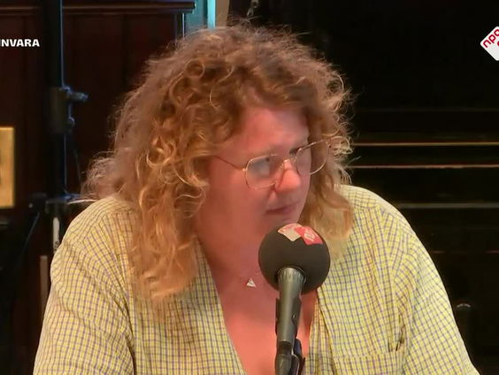 Cabaret: AZC bewoner blij met besluit Minister Faber