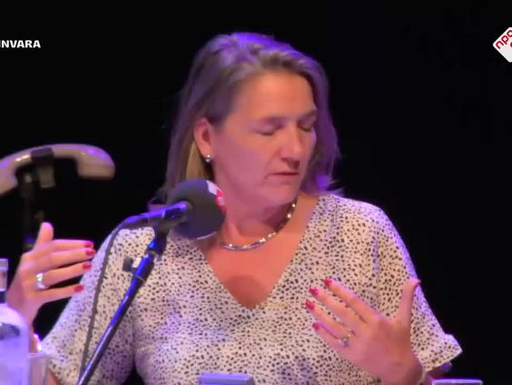 Podiumdirecteuren Mirjam Barendregt en Daniële Streep slaan alarm over de financiële gezondheid van theat ...