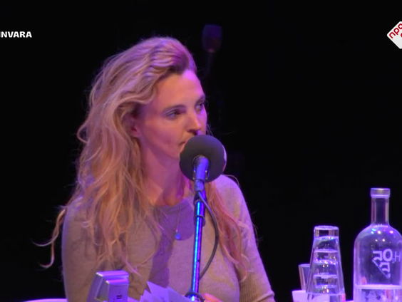 Cabaret: Astrid Holleeder stapt “uit de schaduw” en zit bij ons aan tafel!