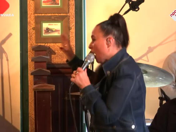 Trijntje Oosterhuis - Higher ground