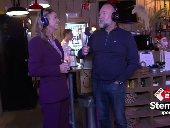 Burgemeester van Nijkerk Tinet de Jonge-Ruitenbeek doet de top 2000 shuffle