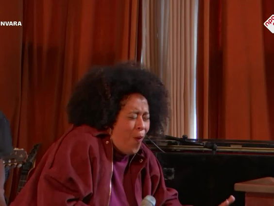 Tania Kross en het ZO! Gospel Choir - Jingle Bells - live bij Spijkers met Koppen