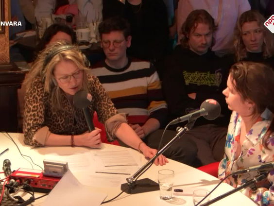 Iris Koppe en Juliet Broersen leggen uit dat de stichting Protect Ukraine Oekraine niet vergeet!