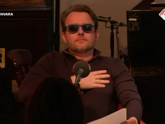 Cabaret: Elon Musk test nieuw AI-model ''A.Dolf'' in Spijkers met Koppen