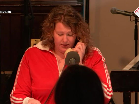 Cabaret: Jamie van Essen belt in met klachten over de nieuwe minister van Landbouw.