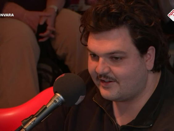 Cabaret: pomphouder berend verkoopt geen benzine meer.