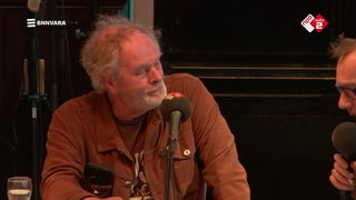 oud-raadslid van de Ronde Venen Eelco Doorn geeft zijn lintje terug uit onv ...