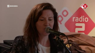 Lotte Velvet - Alles is Minder - live bij Spijkers Met Koppen