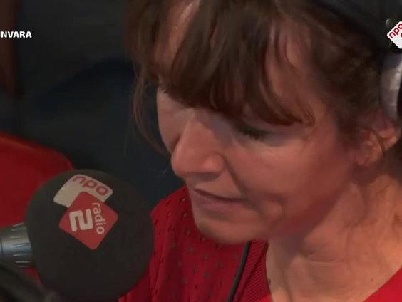 Marike Jager speelt liedjes op haar speeldoos over de buitenbeentjes van Tim Burton