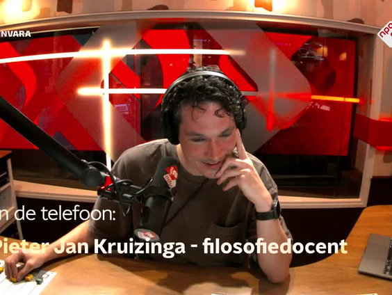 PJ Kruizinga staat in driedelig maatpak voor de klas!