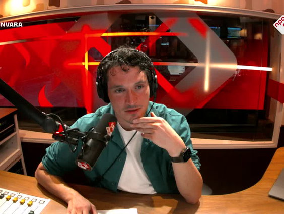 Daniel leest een verhaaltje voor