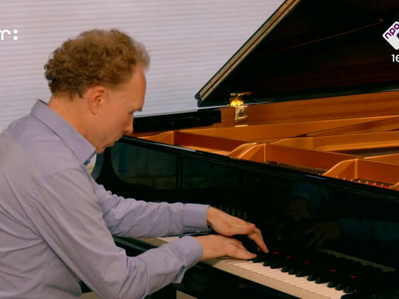 Ralph van Raat speelt kalme muziek