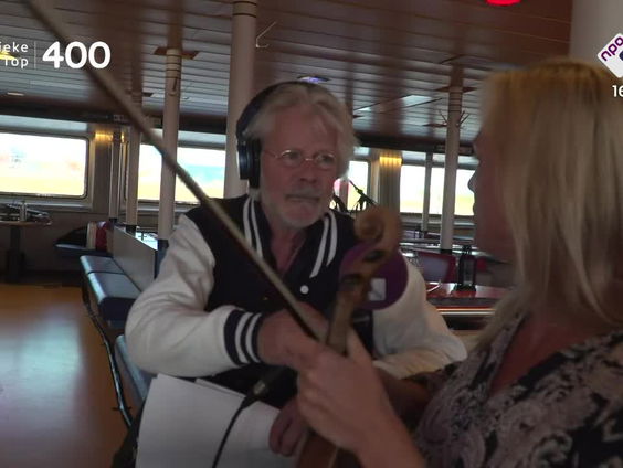 Hans Haffmans in gesprek met Myrthe Helder die op weg is naar Schiermonnikoog