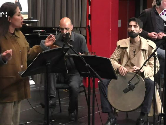 Podium 20 jaar! Leden van het Noordpool Orkest met Iraanse zangeres Mojgan Shajarian