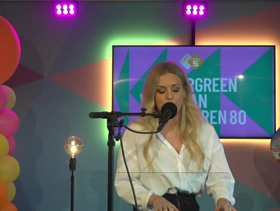 Fleur Raateland maakt een 80s Medley met evergreens uit 1983