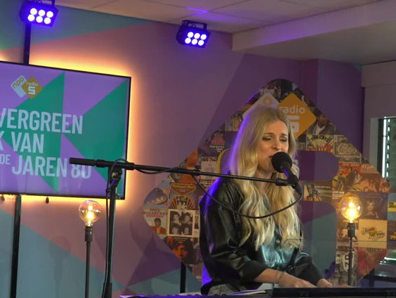 Fleur Raateland maakt een 80s Medley met evergreens uit 1984