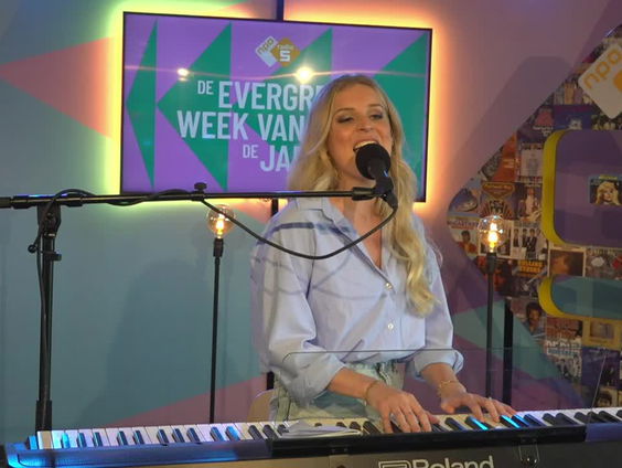 Fleur Raateland maakt een 80s Medley met evergreens uit 1987