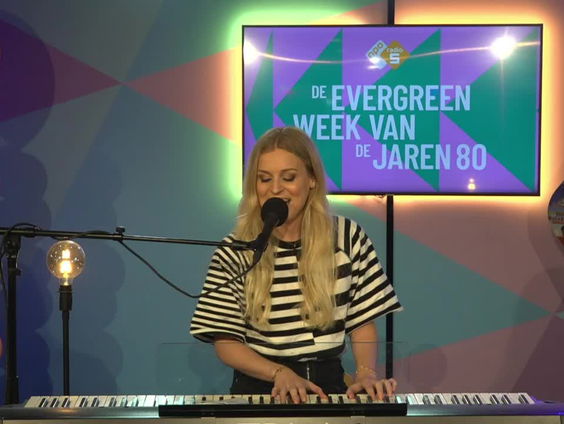 Fleur Raateland maakt een 80s Medley met evergreens uit 1985
