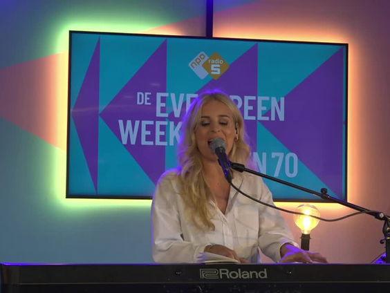 Fleur Raateland met mashups van 1975 evergreens