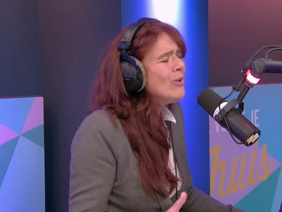 Beatrice van der Poel is te gast in de bus en zingt 'Laat Me Niet Alleen'