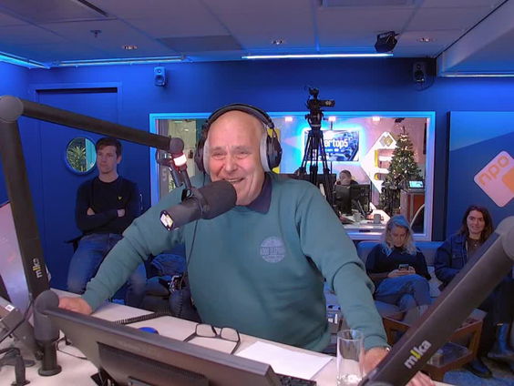 Juryvoorzitter Evert ten Napel in de studio om de Theo Koomen Award uit te reiken